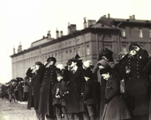 Жители Петербурга наблюдают солнечное затмение. 4 апреля 1912